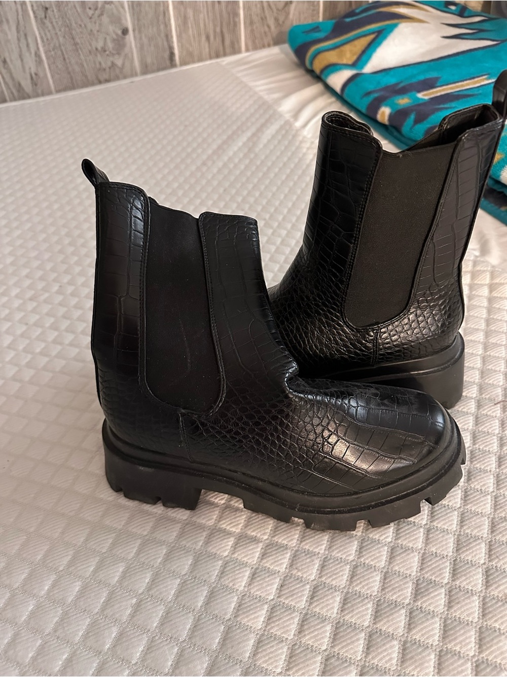 Womens Black Croc-Embossed Chelsea Boots